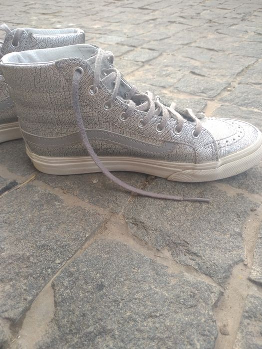 серебристые кроссовки Vans