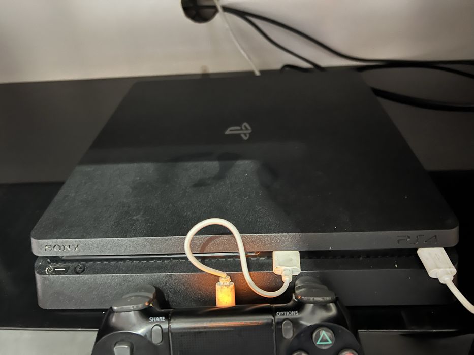 Vendo Playstation 4 + 2 comandos