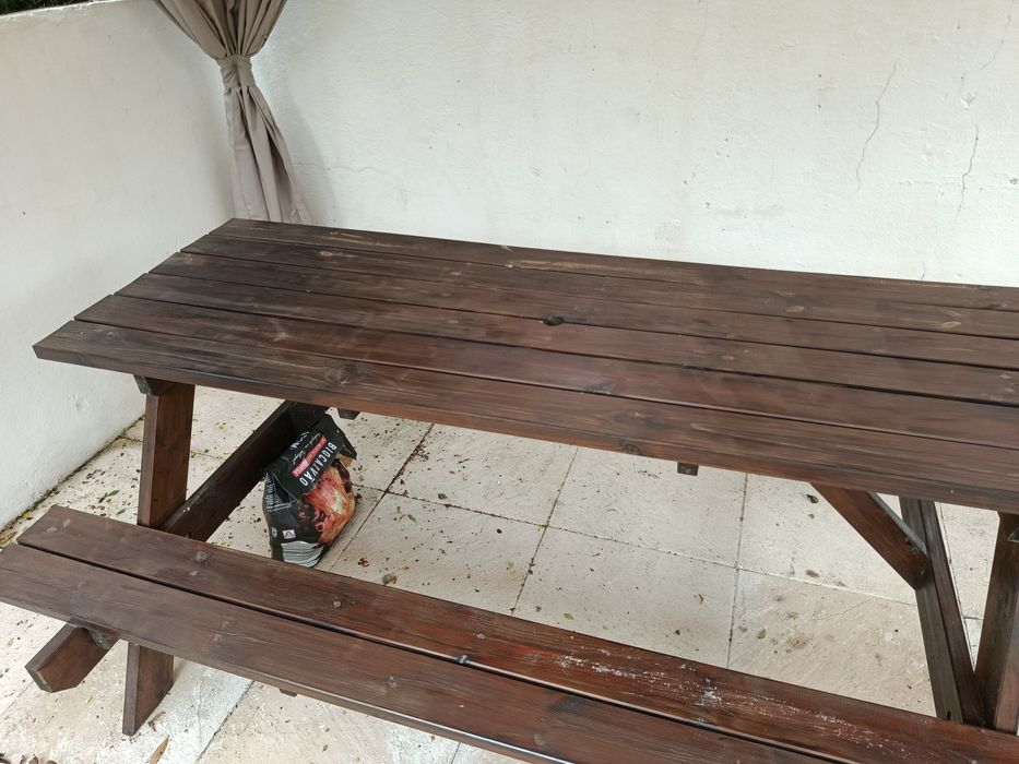 Mesa de piquenique em madeira maciça com bancos
