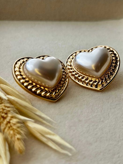 Brincos Coração Dourado com Pérola – Para um Visual que Enamora!