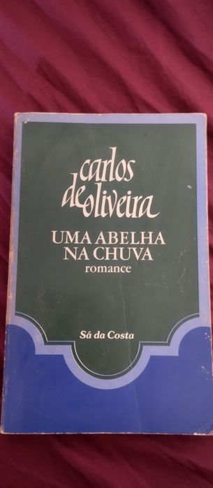 Uma Abelha na Chuva - Carlos de Oliveira