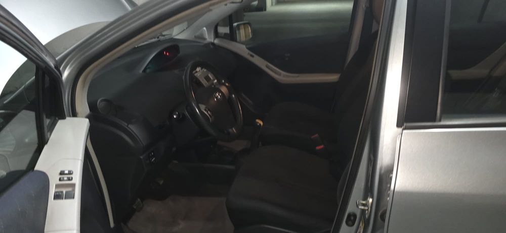 Toyota Yaris 1.0  com ar condicionado