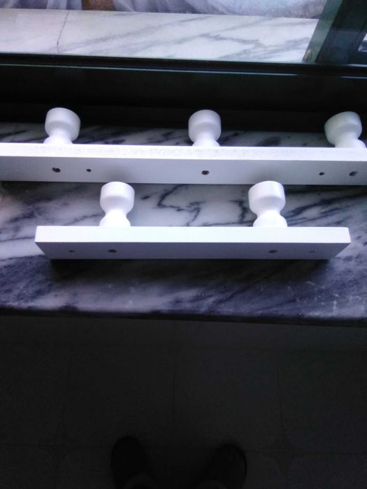 Dois Cabides em Madeira,  brancos, NOVOS