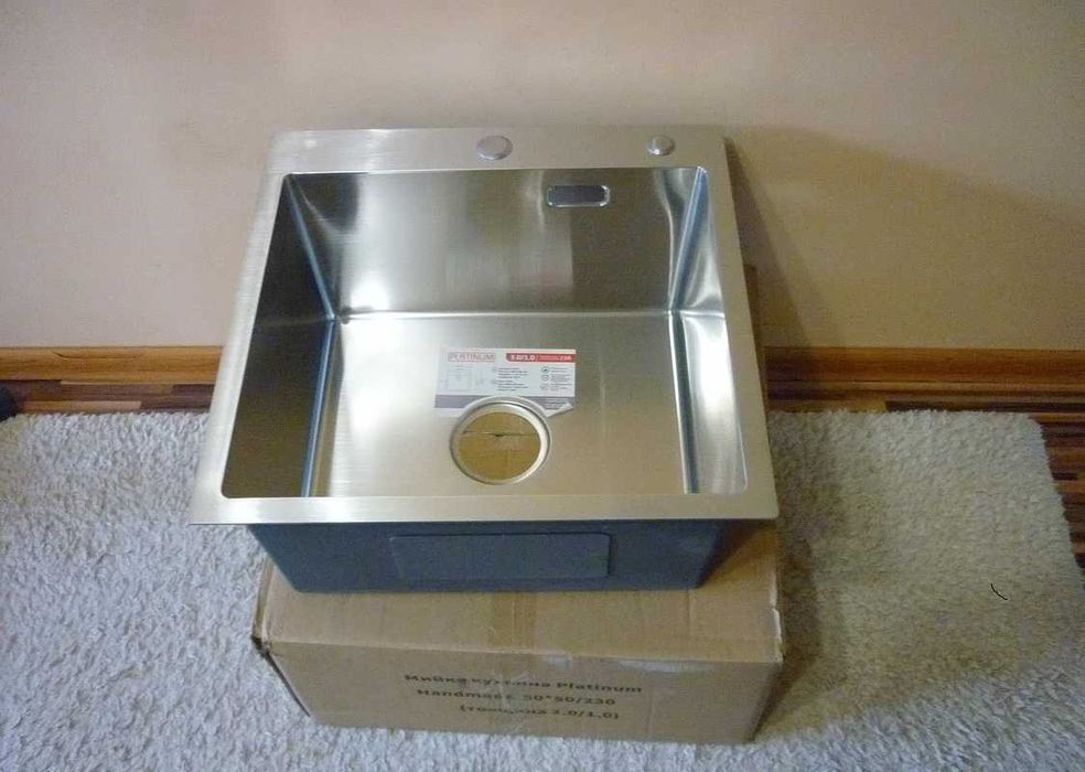 Врізна кухонна мийка зі змішувачем