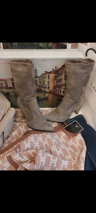 Zamszowe capuccino-beżowe botki Marki Venezia
