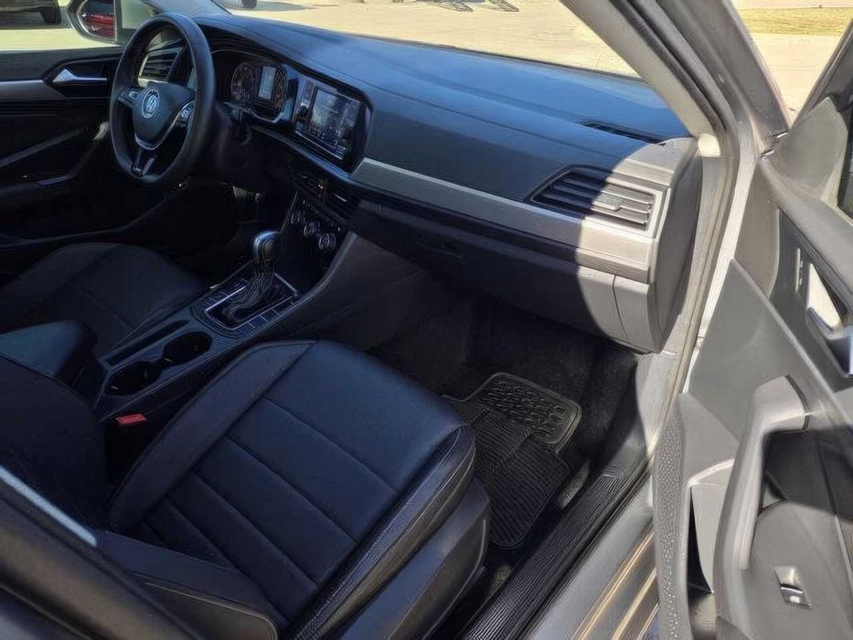 Volkswagen Jetta SE      2021