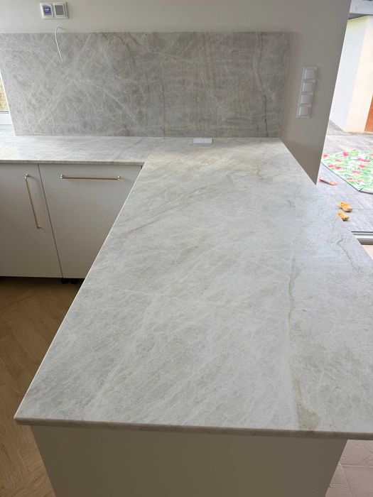 Blaty kamienne, kwarc naturalny, konglomerat, granit, spiek kwarcowy.