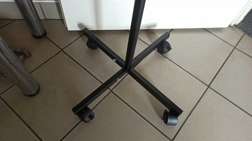 Stojak na magnesy pamiątkowe obrotowy blacha tablica magnetyczna czarny na kólkach