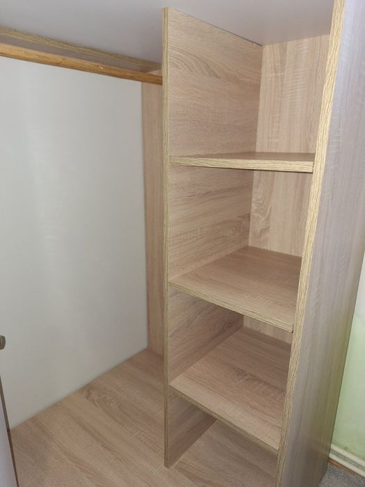 Двох ярусне ліжко, зі столом внизу.