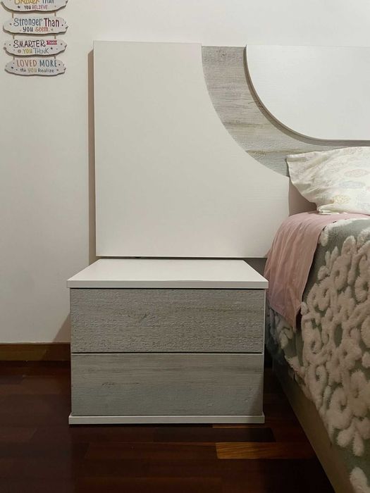 Quarto de casal (cama sommier + cabeceira + 2 mesinhas + cómoda)