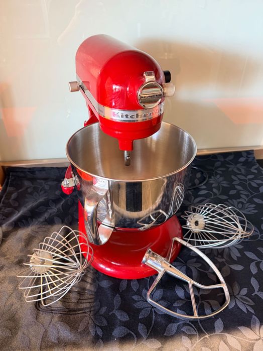 Batedeira KitchenAid Artisan Vermelha – Taça Inox + 3 Acessórios
