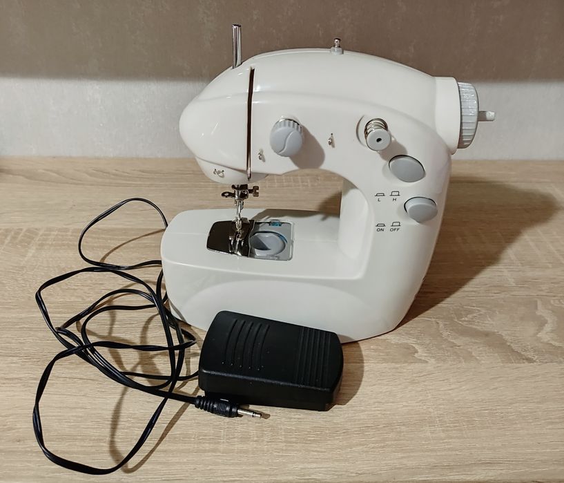 Швейна маленька машинка