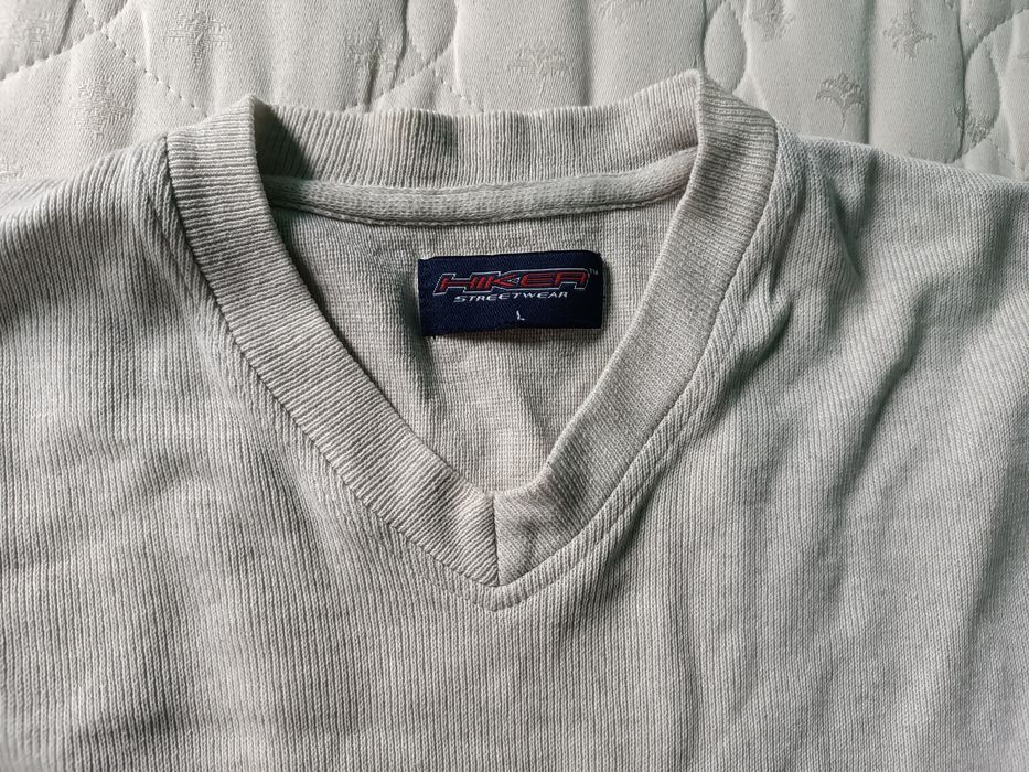 Bluza w serek biało granatowa