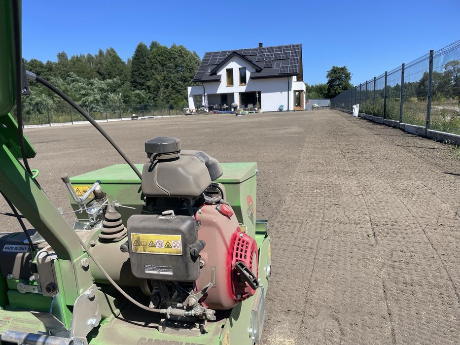 Wysiew mechaniczny trawy siewnik spalinowy sianie usługa