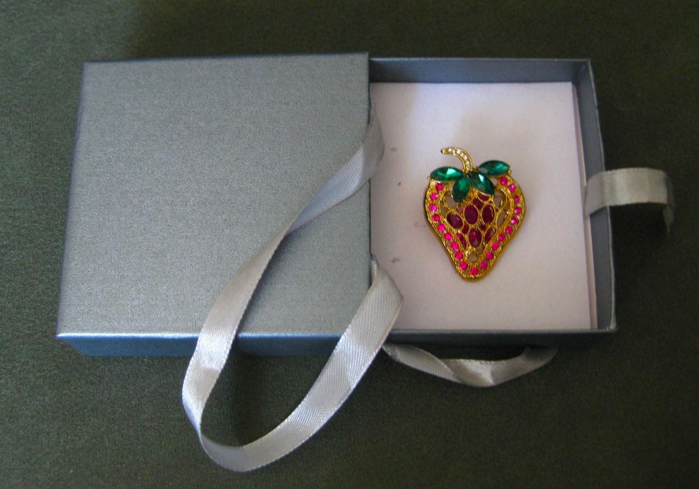 Alfinete / Broche / Pregadeira Morango NOVO