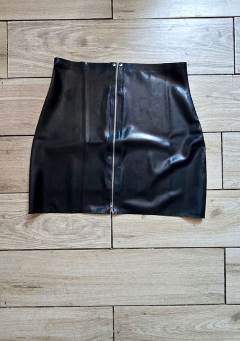 912/ Spódnica mini M latex czarny z zamkiem lateks CHLOROWANY 0.4 mm