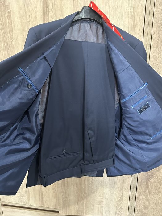 Granatowy garnitur komplet krawat Boss Gratis