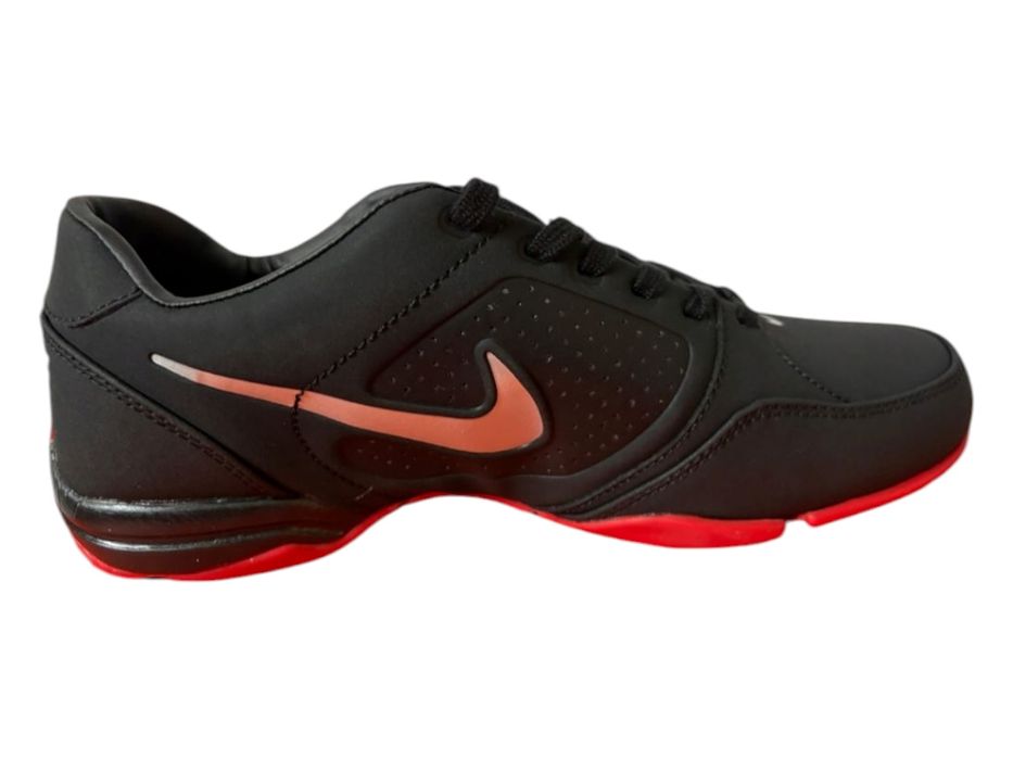 NIKE Toukol III 42/43 wkł. 27,5 cm buty sportowe czarno-czerwone