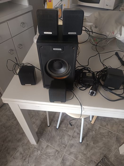 Colunas creative 5.1 a funcionar muito bem