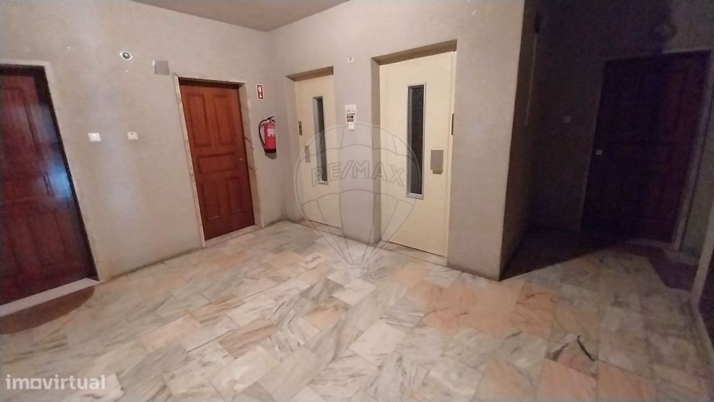 Apartamento T2 para venda — Águas Livres, Lisboa