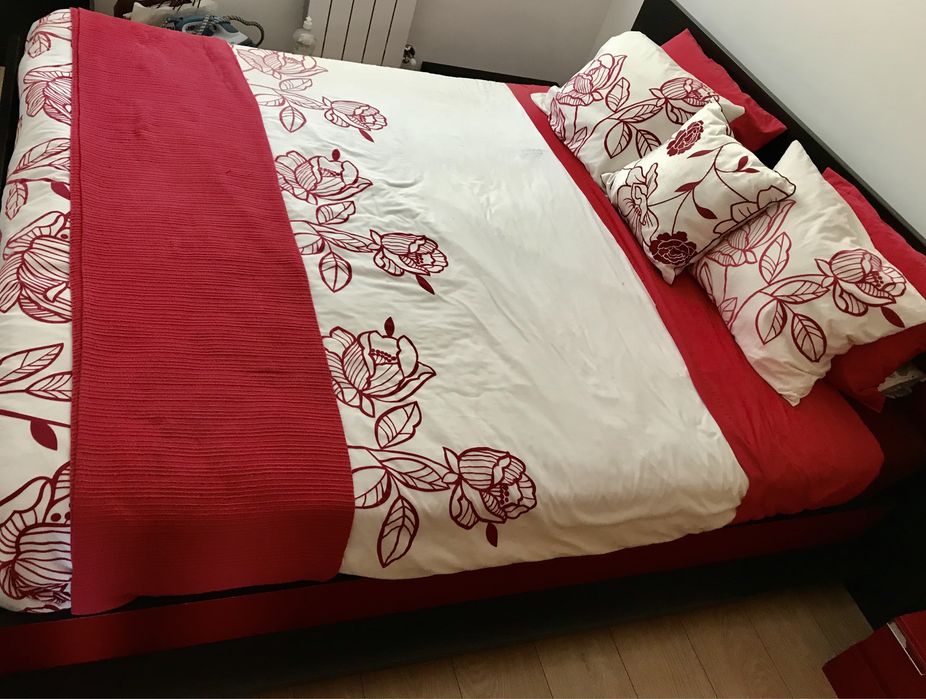 Cama casal com colchão, estrado e mesas cabeceira. Tudo incluido.