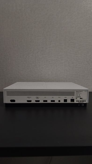 XBOX ONE S 1TB + 2 геймпади + farming simulator 17

FARMING SIMULATOR