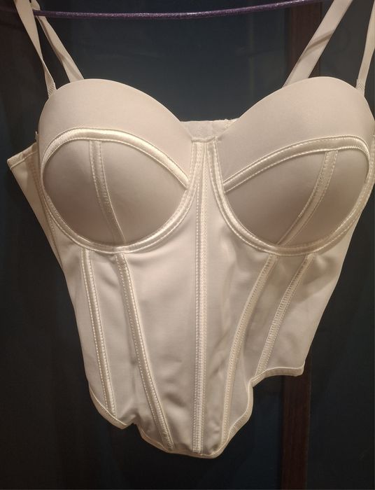 Білий корсет - стильний елемент гардеробу