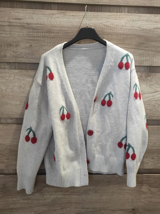 Sweter damski na guziki w wiśnie