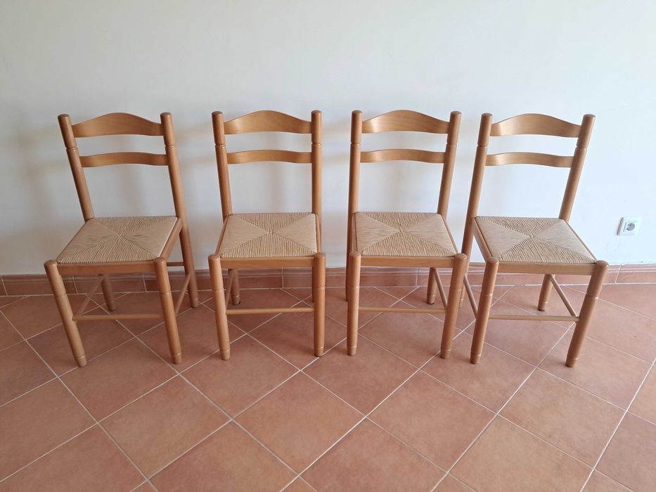 Cadeiras de cozinha em madeira