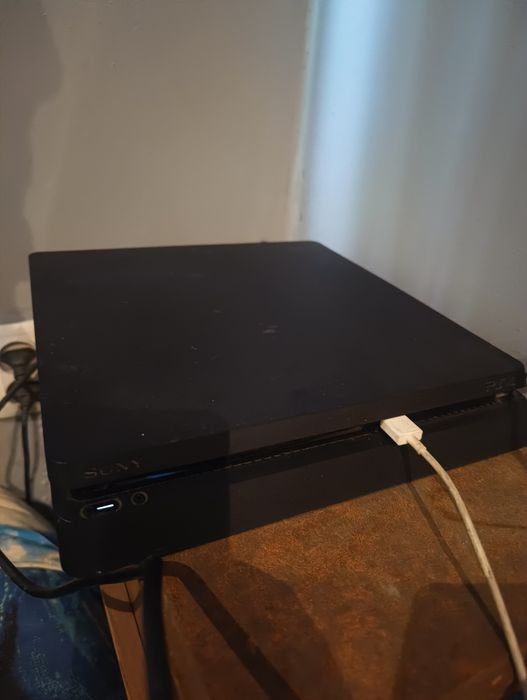 Sprzedam Sony PlayStation 4 Slim 1 TB + 2 pady