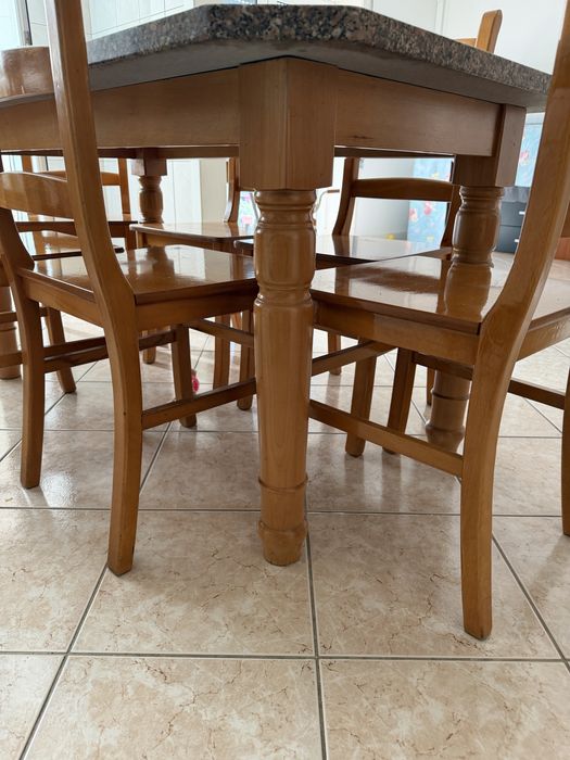 Mesa em pedra e 6 cadeiras