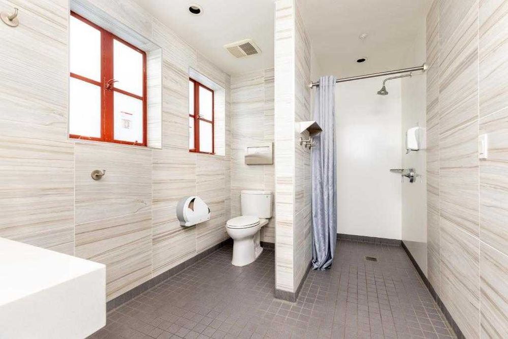 Дуже класний новий хостел у Києві, метро Теремки — 5 хвилин пішки