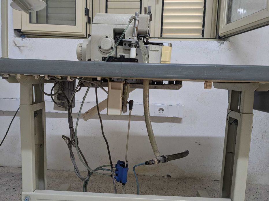 Maquina de corte e cose com aspiração
