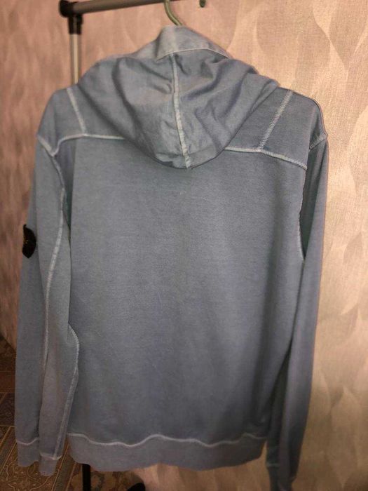 синее худи Stone Island с патчем