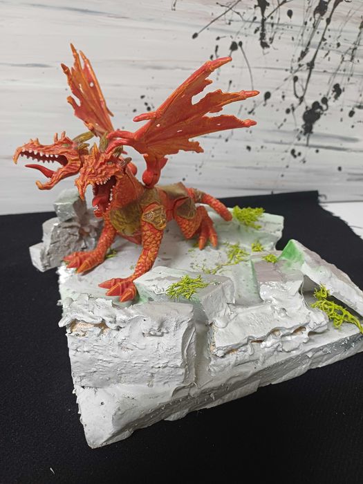 Dragão vermelho de duas cabeças com a base