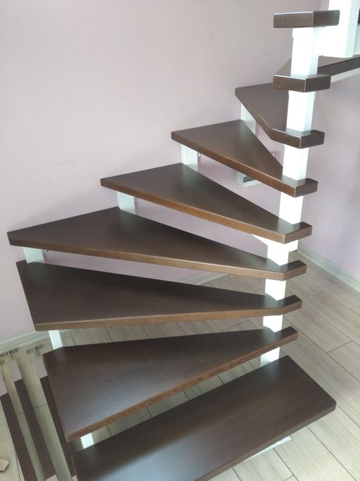 Сходи на металевому каркасі перила нержавійка ковка скло дерево