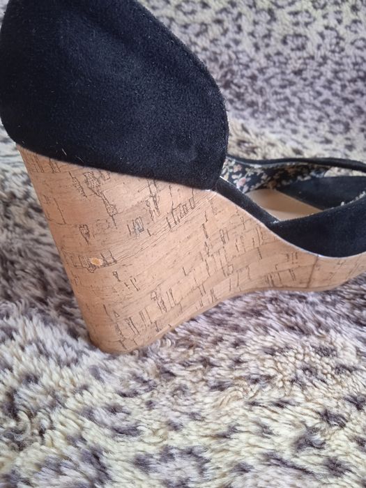 Buty damskie na koturnie zamszowe