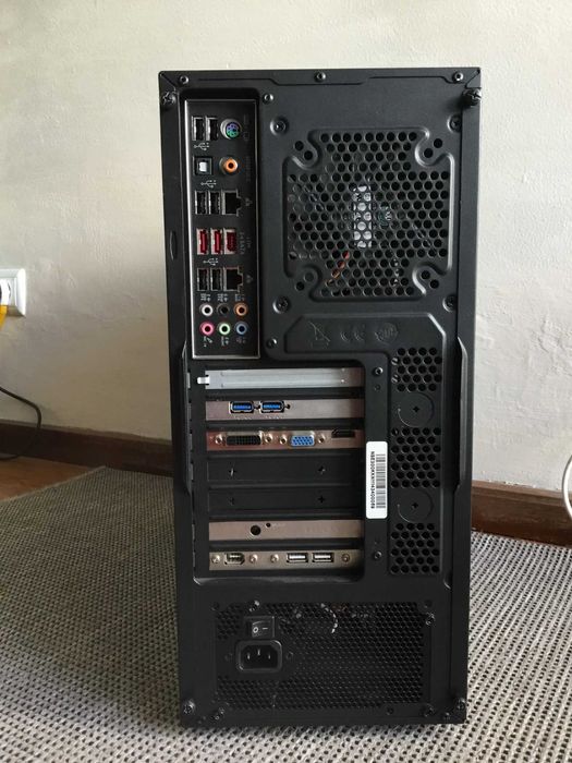 Computador (desktop) com capacidade para jogos e edição gráfica.