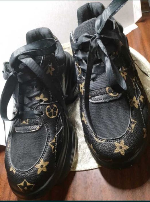 Жіноче взуття, жіночі кросівки на високій підошві