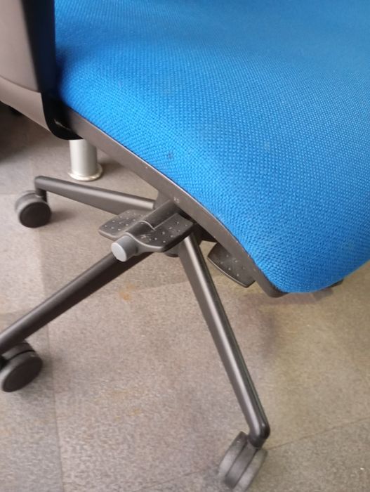 Duas cadeiras de escritório ajustáveis com rodas