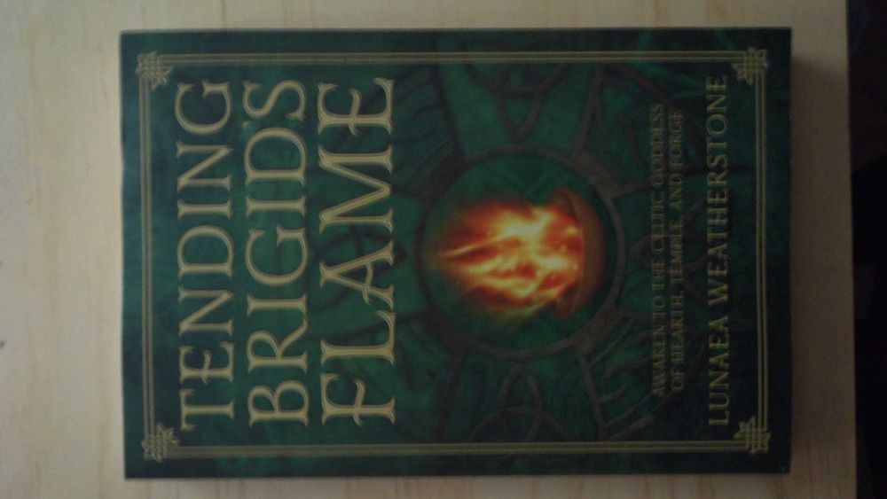 Książka "Tending Brigids flame"
