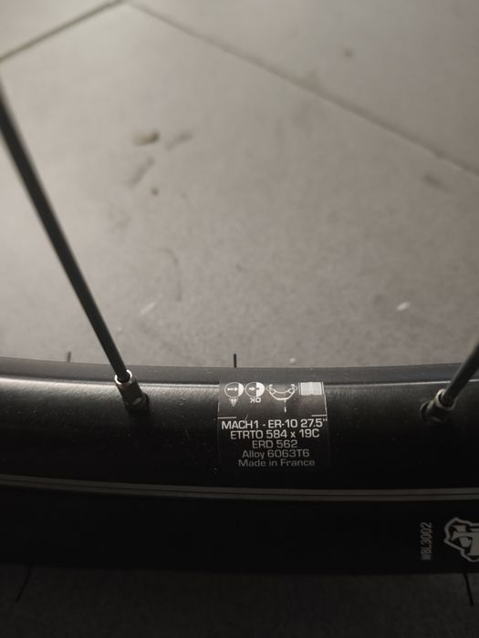 Roda Dianteira 27.5" Mach1 ER-10 com Cubo Shimano e Pneu WTB ThickSlick