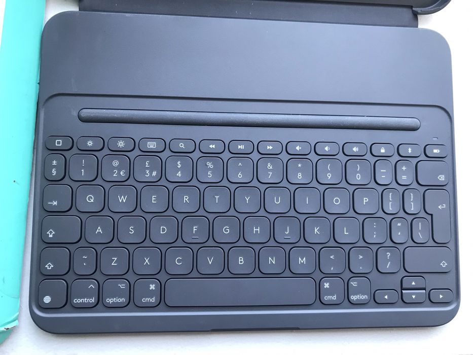 Чохол-клавіатура Logitech Slim Folio для iPad 10th Gen (10.9"). Практично новий!