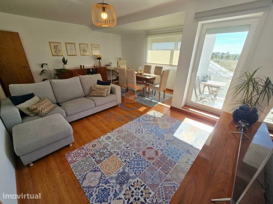 Apartamento T2 com Varanda, Parqueamento e Arrecadação | Alta de Li...