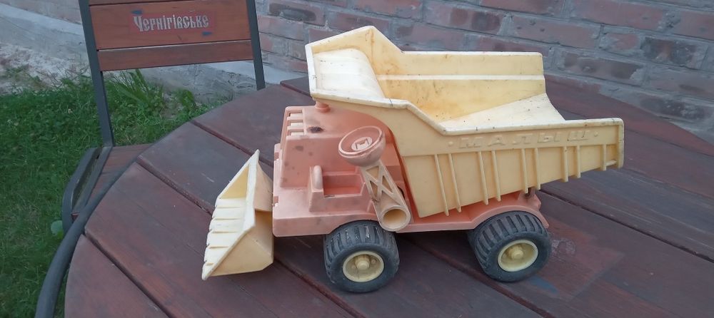 Грузовой самосвал малиш