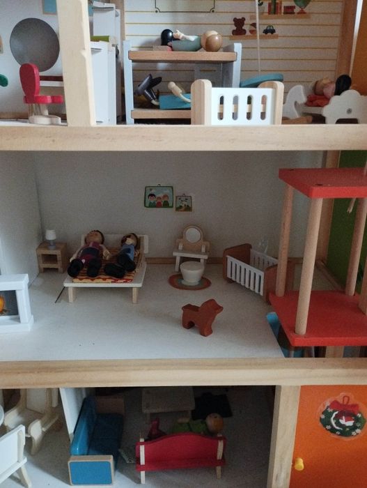 Casa de bonecas em madeira com mais de 80 peças