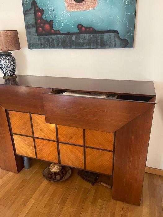 Mesa, aparador e seis cadeiras em pele genuina madeira maciça