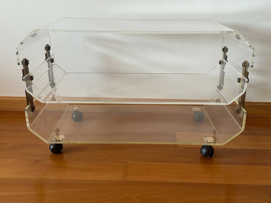 Mesa em acrilico com rodinhas