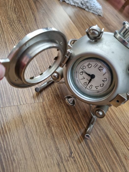Zegar zegarek stojący oryginalny na baterie metalowy