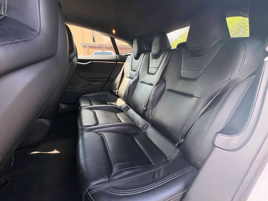 Tesla Model S P85D      2015
